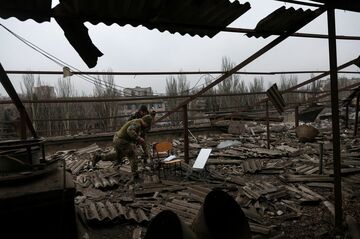 スターリンク端末をロシア軍に供給　闇市場の実態