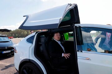 テスラ車の限界に挑戦、危険運転の動画あふれる