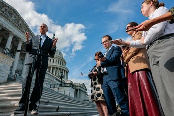米民主党のジェフリーズ議員、下院奪還に自信　課題語る