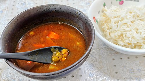 スズキの「大根サンバル」には豆と野菜がたっぷり。インドの長粒米、バスマティライスを合わせてみた Photo:Diamond Online