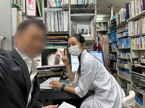 右が蔵本理枝子医師。サーファーなので灼けてます