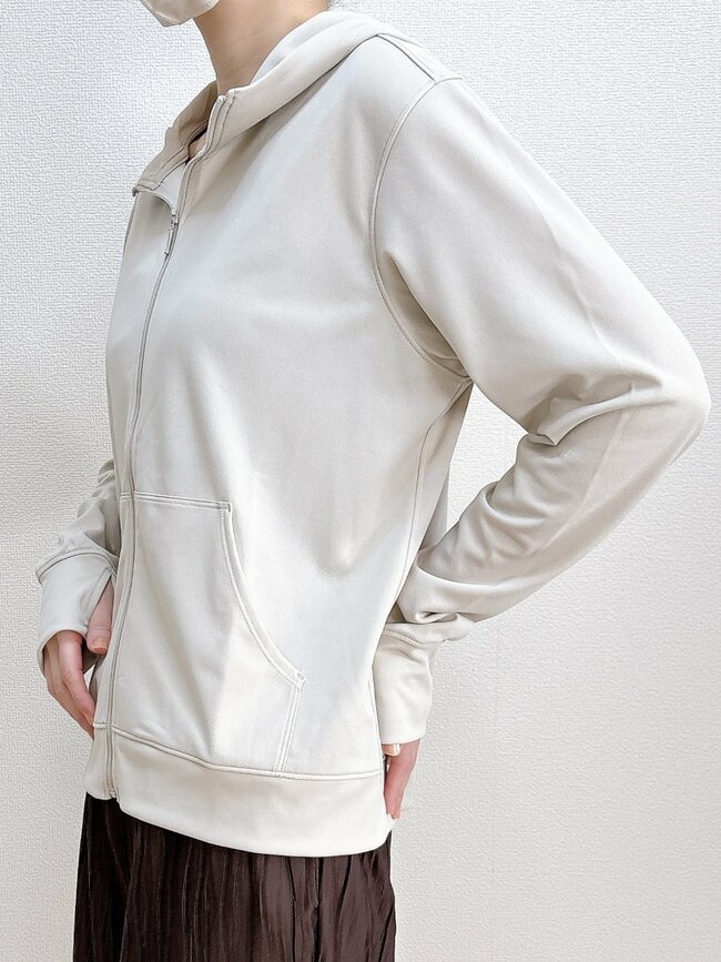 「毎日着用してます」「色違いも欲しい」無印良品の“UV対策パーカー”手の甲や首元まで守ってくれて天才すぎる!「くしゃくしゃにしてもシワにならない」