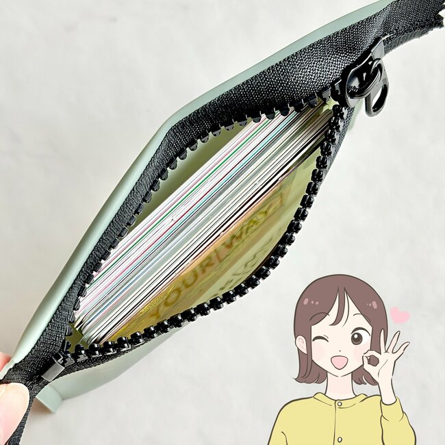 【3COINS】普通の財布に戻れないかも…！スマホより薄い“ぺたんこポーチ”カードや診察券が30枚入って便利！《購入レビュー》