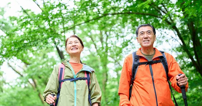 山歩きするシニア夫婦