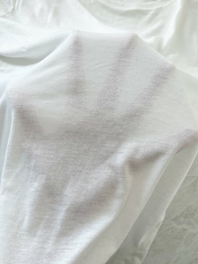 ほどよい透け感がオシャレ!ユニクロの“1990円トップス”たっぷり着回せるうえに、体型カバーも叶います!「めちゃくちゃ使いやすい」「買って正解でした」