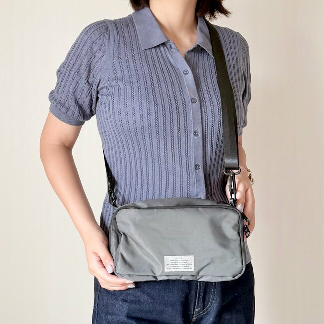 「雨が多いので助かります」3COINSの“天才が考えたバッグ”ぬれた傘をそのまま突っ込めて超便利！「コンパクトだけど色々入る」「通勤などに使ってます」《購入レビュー》