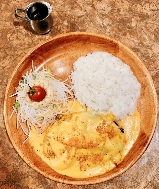 「めちゃくちゃうまくてビビる」デニーズの“好きなものてんこ盛りメニュー”ボリューム満点でお腹はち切れそう！「えげつない美味い」「ハンバーガーの具だけ食べてる感じ」