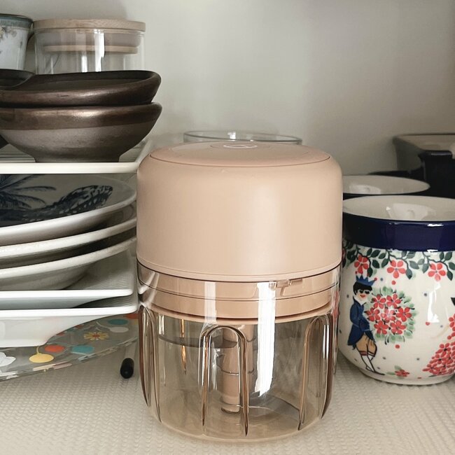 「買って大正解です」「料理が楽になった」3COINSの“電動みじん切りグッズ”コードがないからサッと使えて便利！「音は静かだし、すぐにみじん切りにしてくれる」