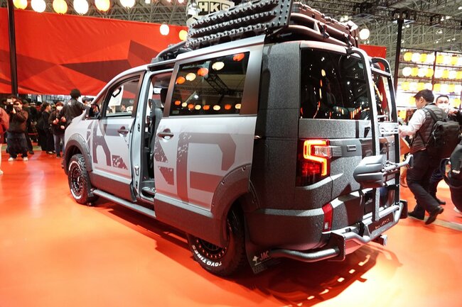 ざらつきを出したラプター塗装のリアスタイルでハードなイメージに仕上げたデリカD:5 ULTIMATE GEAR