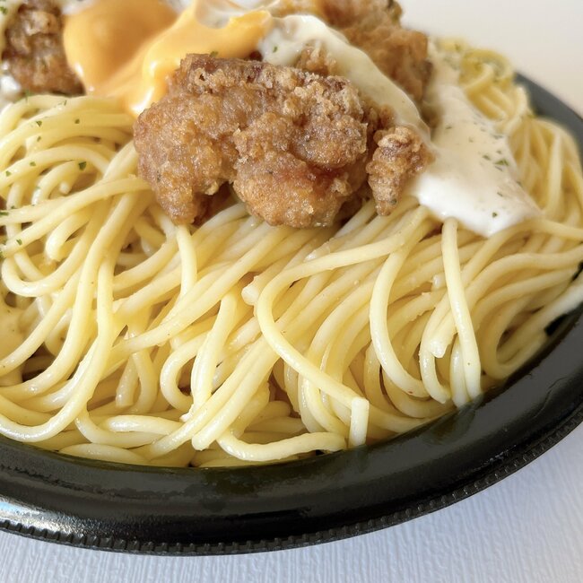 「量がヤバいんじゃぁッ!」セブンの“ドカ盛り弁当”1124kcalもあってボリュームがすごい!「ニンニクがガツンと効いてる」「こってりジャンキーでうまい」