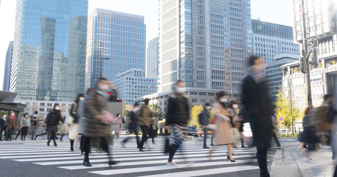 写真:コロナ,会社へ向かう人々