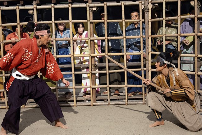 第5話では前田利家（演：大東俊介）が登場。藤吉郎（右）と御前試合で勝負していた　（C）NHK