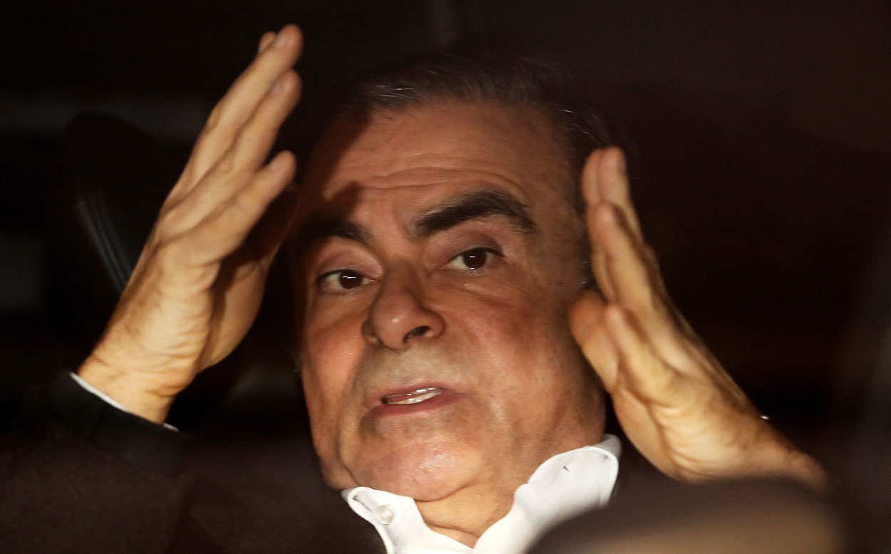 保釈後、弁護士事務所から異動するカルロス・ゴーン元会長