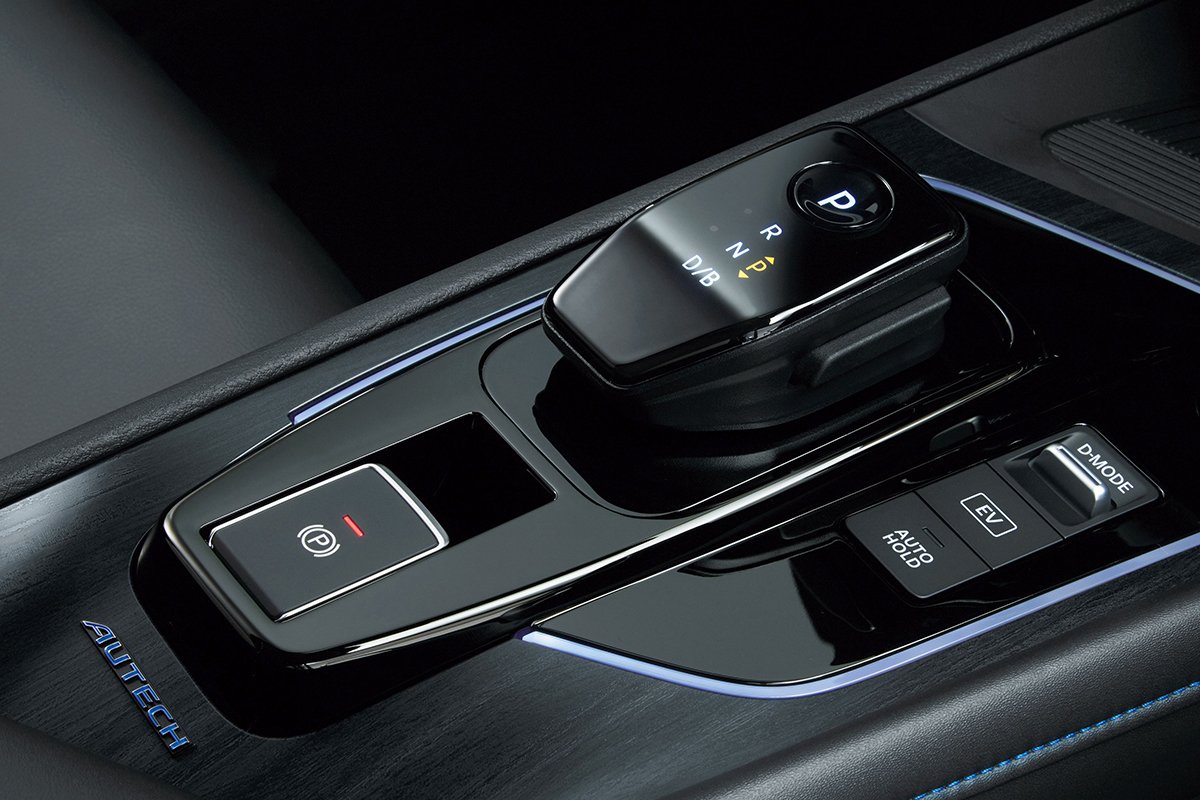 日産ノートオーラの電制シフトレバー。D(ドライブ)の横にB(ブレーキ)併記されている。Dに入れるときと同じように、シフトレバーを手前に引くことでB(ブレーキ)レンジに入る