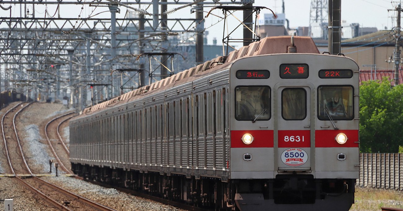 線路を走る田園都市線の電車