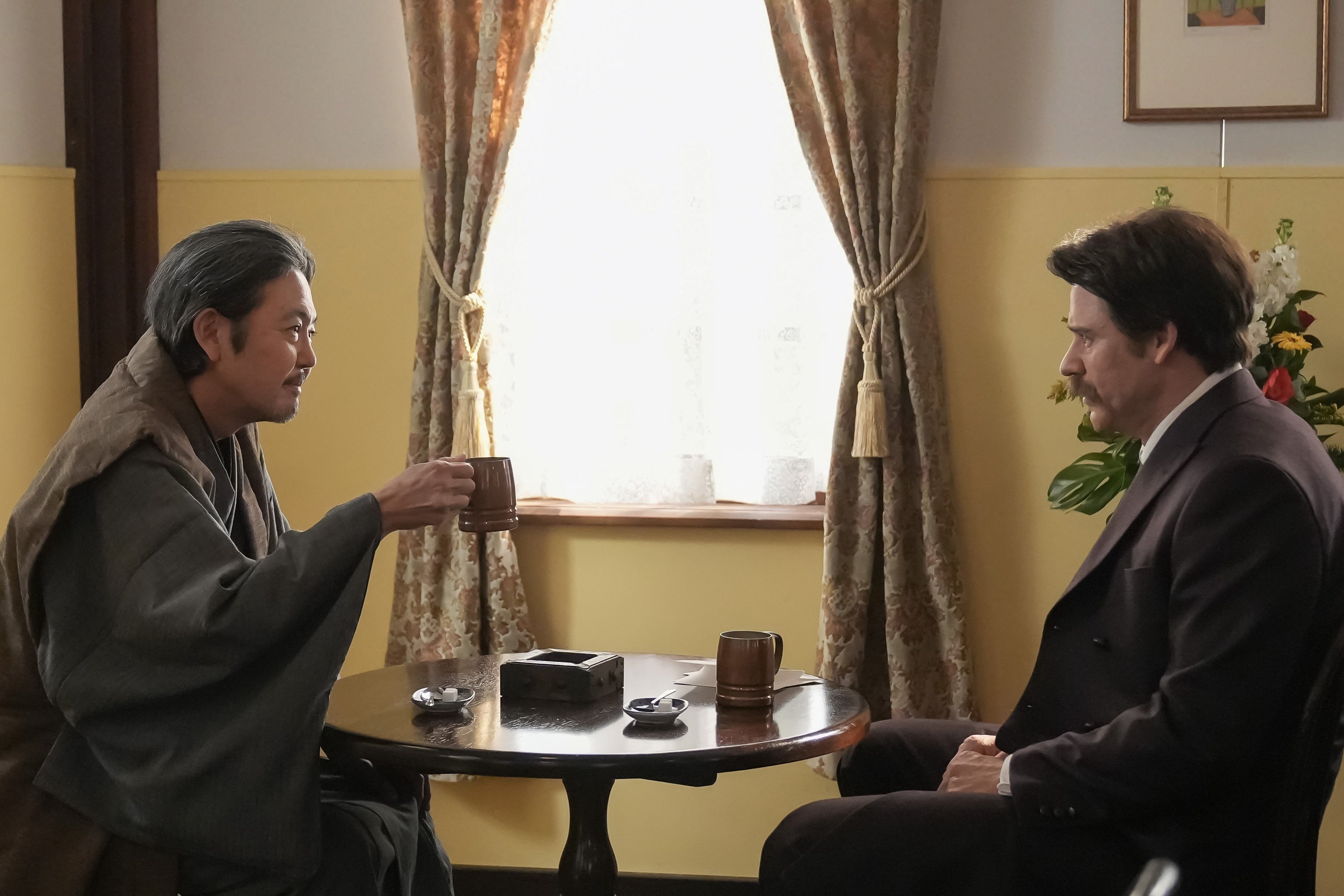 熱々のミルクを吹き出す岡部たかし！舌をヤケドしたような演技が細かくて最高〈ばけばけ第117回〉