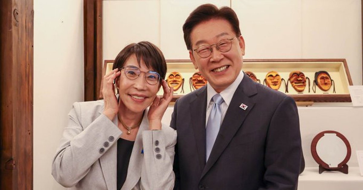 高市早苗首相（左）が贈呈した福井県鯖江市のメガネフレームを着用する韓国の李在明大統領
