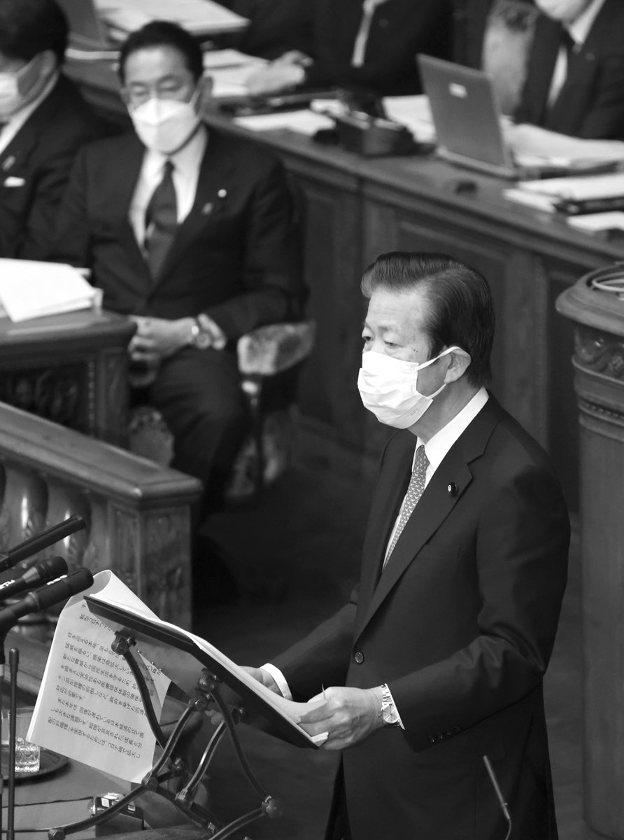 公明党代表の山口那津男（手前）。左は首相の岸田文雄。自公連立が選挙協力を巡って関係がこじれてしまい、山口が“縁切り宣言”とも取れる発言をするなど、試練に直面している