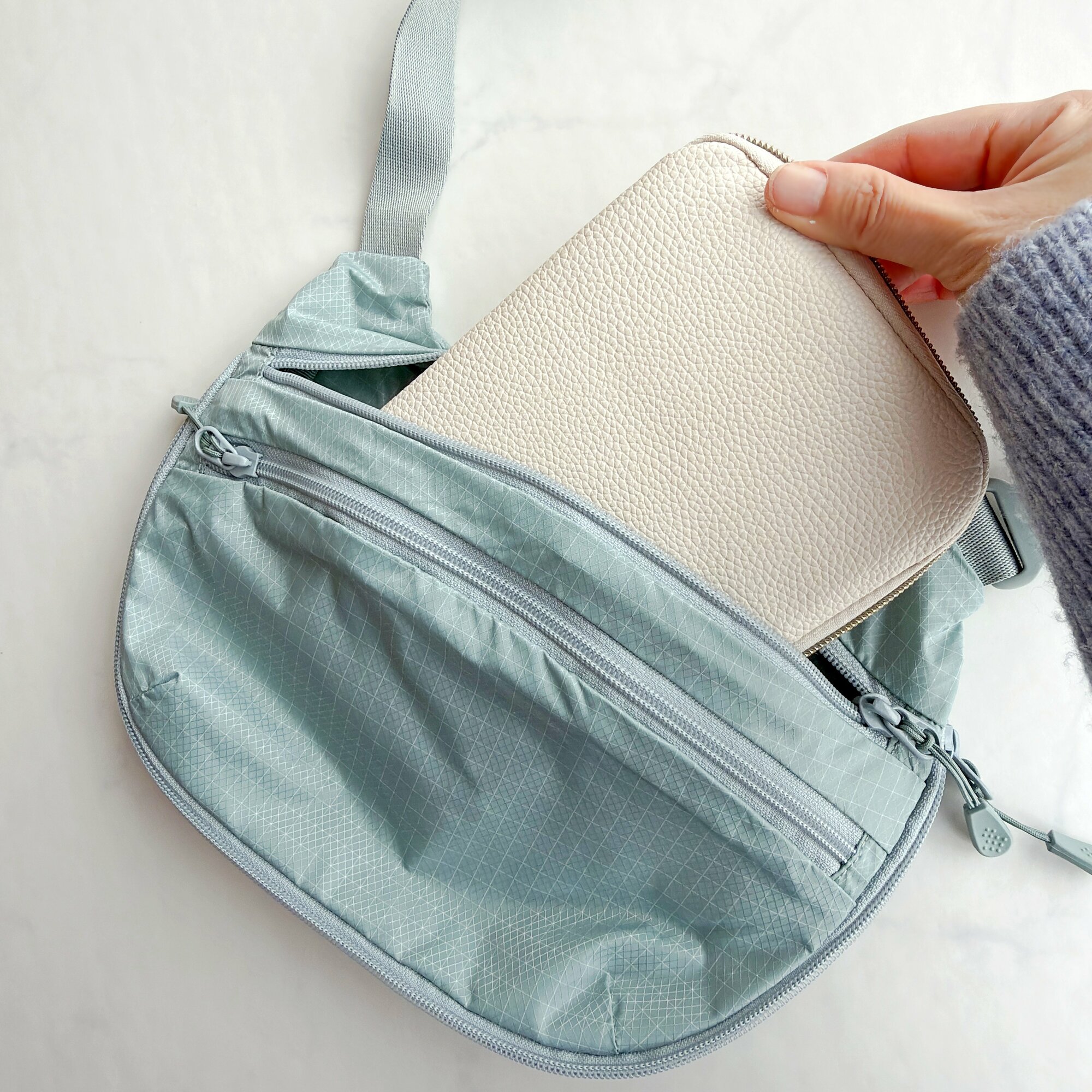 カードや診察券が50枚入った…！3COINSの“ガバッと開くケース”財布がわりにもなって優秀！「ポケットが多くて使いやすい」「100均のものとは比べ物にならない」