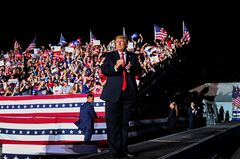 トランプ氏の新SNS、保守系メディアで頭角か