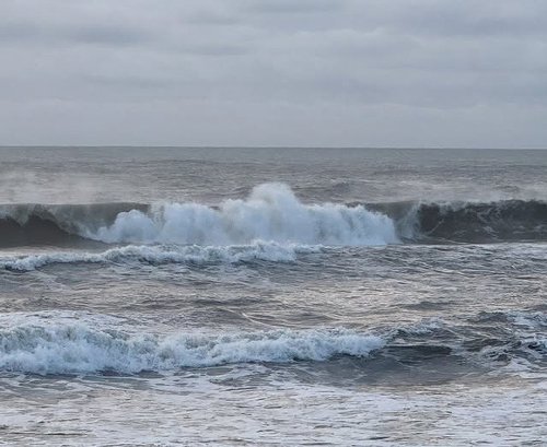ご覧の海は大荒れの状態。とても入ることができません
