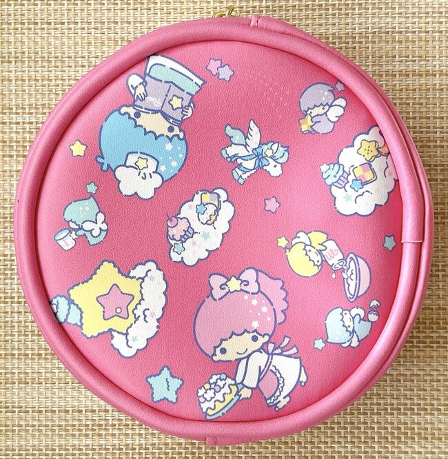 「世代だったので欲しい」「嬉しいです」しまむら×キキララの“レトロポーチ”が可愛すぎる！まんまるの形のポーチで、小物やコスメ、お金などを入れるのに便利なんです！