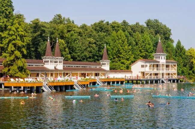 ハンガリーの温泉湖をリゾート気分で楽しもう