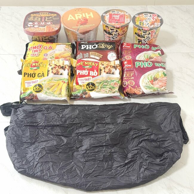 「店頭で見つけて即買い」3COINSの“めちゃ軽ショルダーバッグ”1泊分の荷物が入って便利！「くしゅっとしまえる」「色違いも購入しよう」《購入レビュー》