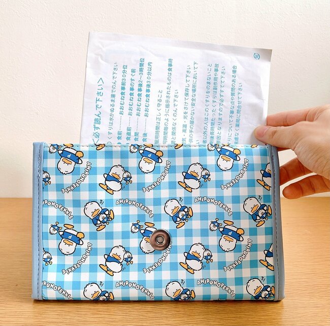 【しまむら】お薬手帳と診察券45枚がスッポリ！1089円の「ポケットたくさんケース」昭和レトロなデザインがたまらない！《購入レビュー》