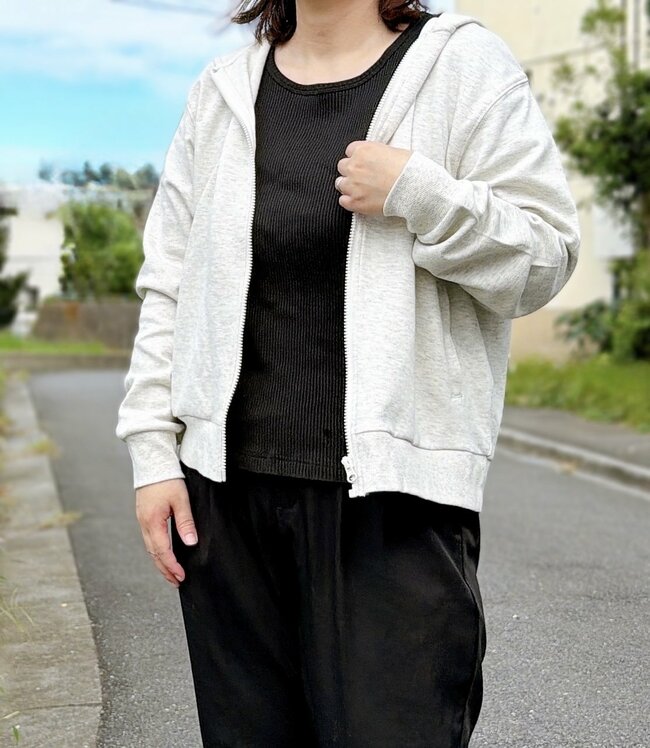 サッと羽織るだけで着痩せする…！ワークマンの「1590円パーカー」めっちゃ軽くて、パジャマみたい楽ちんなんです！《購入レビュー》