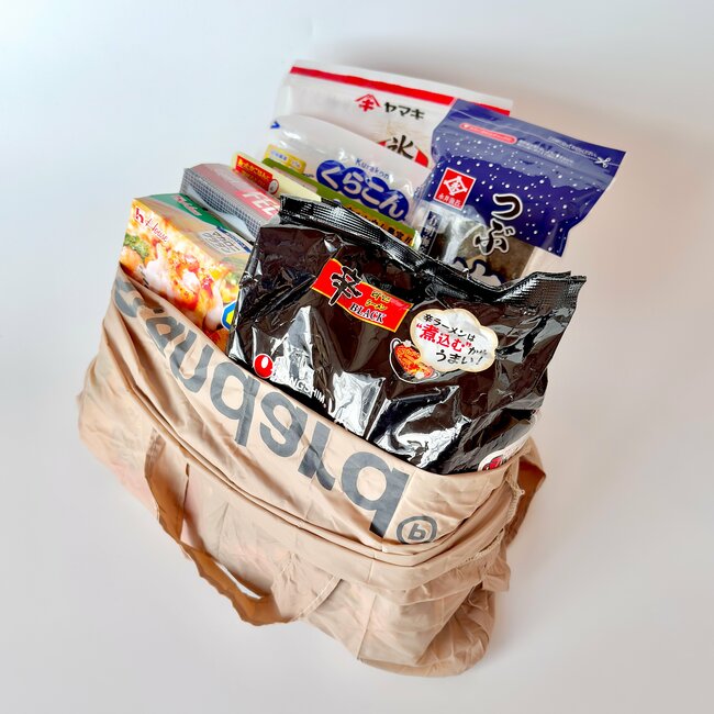 「色違い欲しい」「かなり使えそう」ダイソー姉妹店の“手ぶらで持てるエコバッグ”が理想的すぎる！