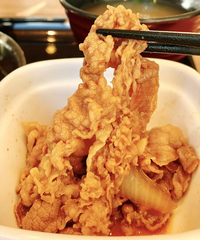 「デカすぎんだろ…」吉野家の“豪快すぎる定食”ご飯おかわり無料なのが嬉しい！「ご飯3杯いけたわ」「ありえんぐらいウマい」《実食レビュー》