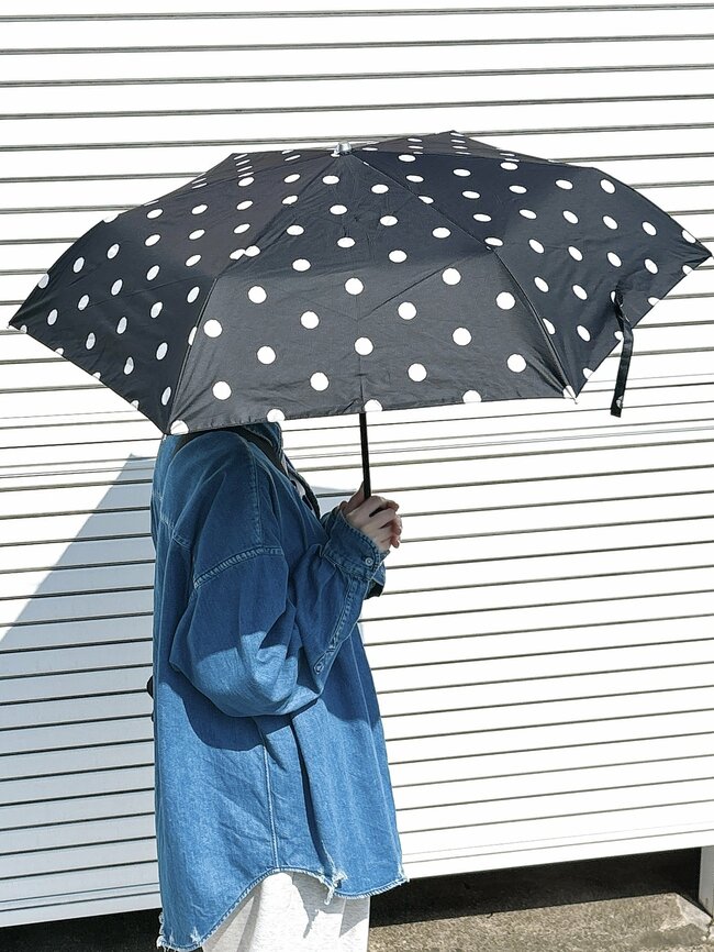 日差しが強い日も安心…!3COINSの「光とUVをカットする折りたたみ傘」体をすっぽり覆ってくれてありがたい!