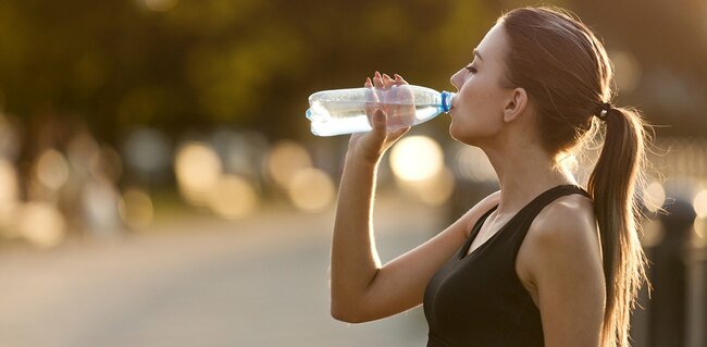 「1日に飲むべき水の量」はどれくらい？普段と運動前・中・後の目安を専門家が解説