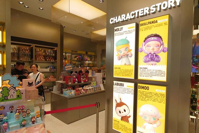 Lalabuの他にもさまざまなキャラクターがあり、それそれにストーリーがある(香港のPOPMART店舗で筆者撮影)