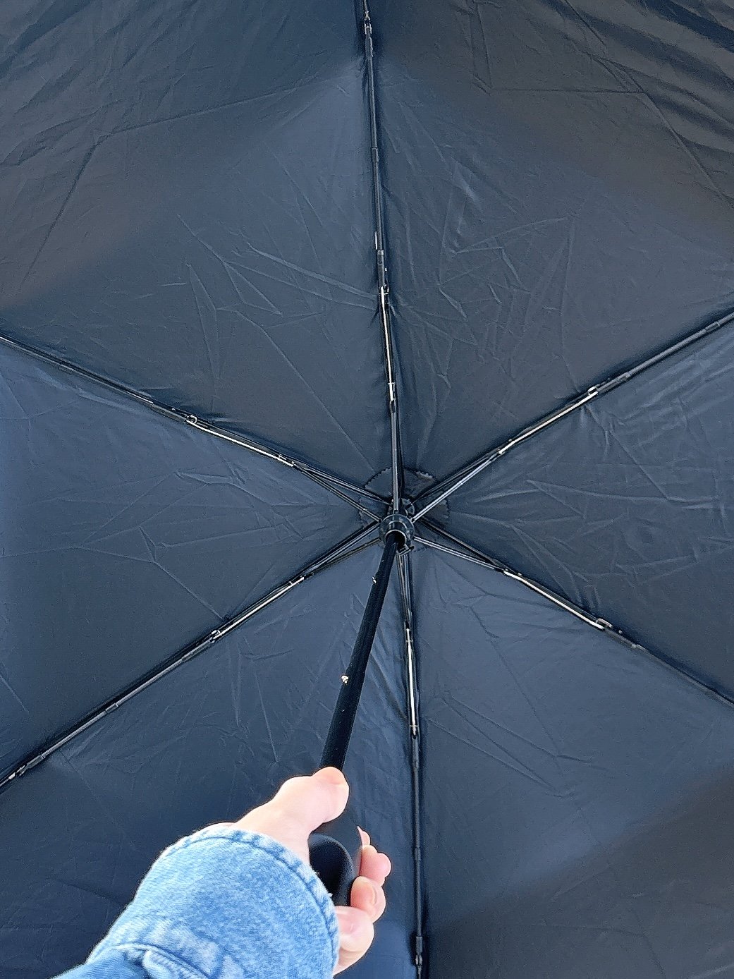 日差しが強い日も安心…!3COINSの「光とUVをカットする折りたたみ傘」体をすっぽり覆ってくれてありがたい!
