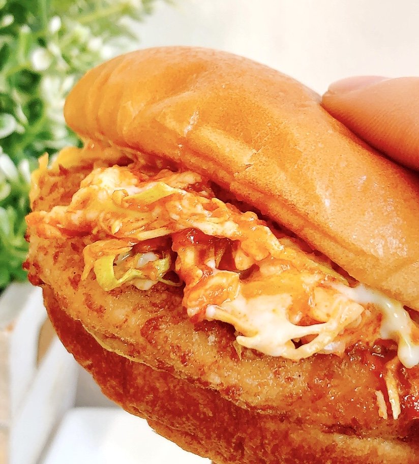 「えげつない中毒性」「あと5個は余裕で食える」モスバーガーの“期間限定バーガー”ひとくちでリピを確信したよ…！「食べたばかりなのに、もう1回食べたい」