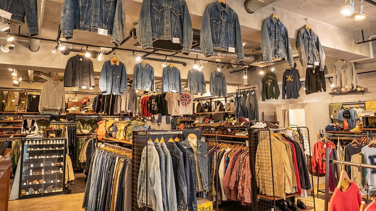 地域によって品ぞろえが異なるのがセカンドストリート。服好きが集まる原宿店にはヴィンテージものもずらりと並ぶ