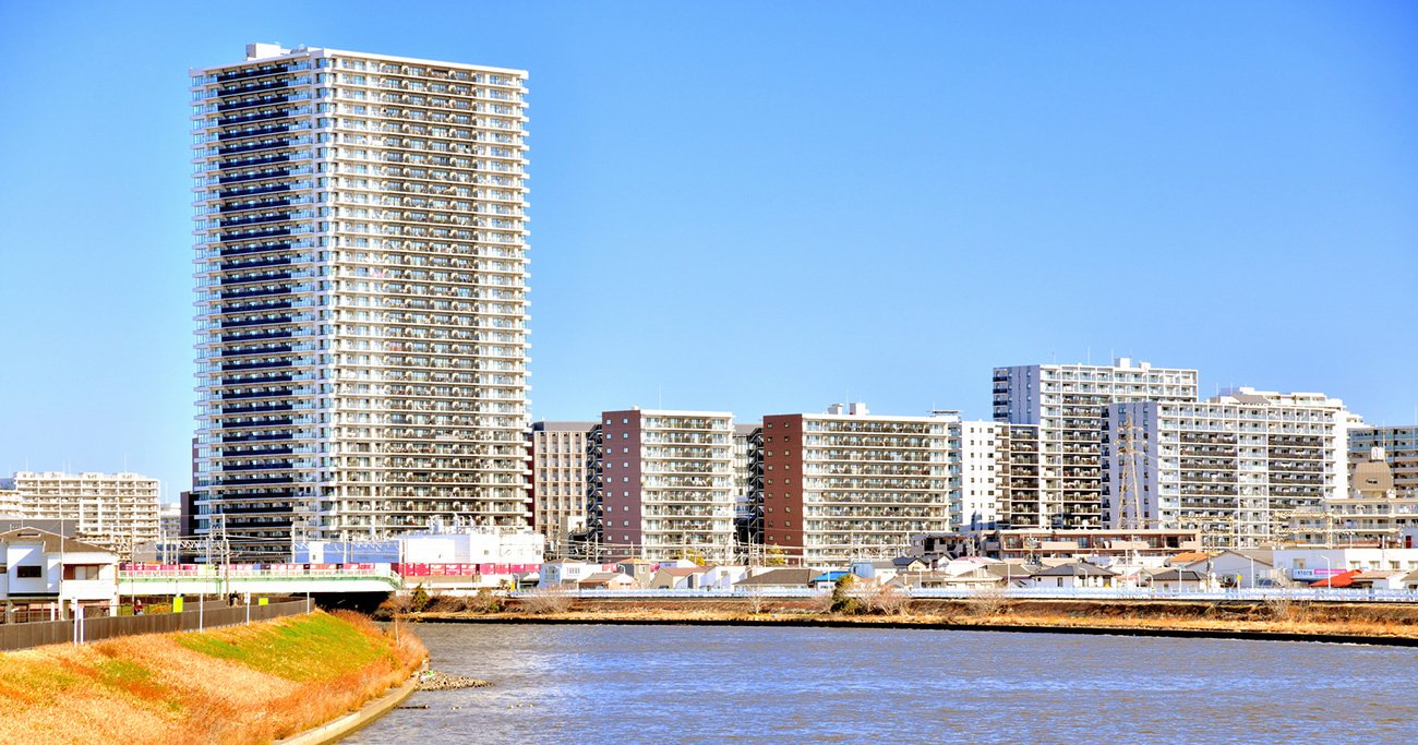 川沿いに建ち並ぶ高層マンション群
