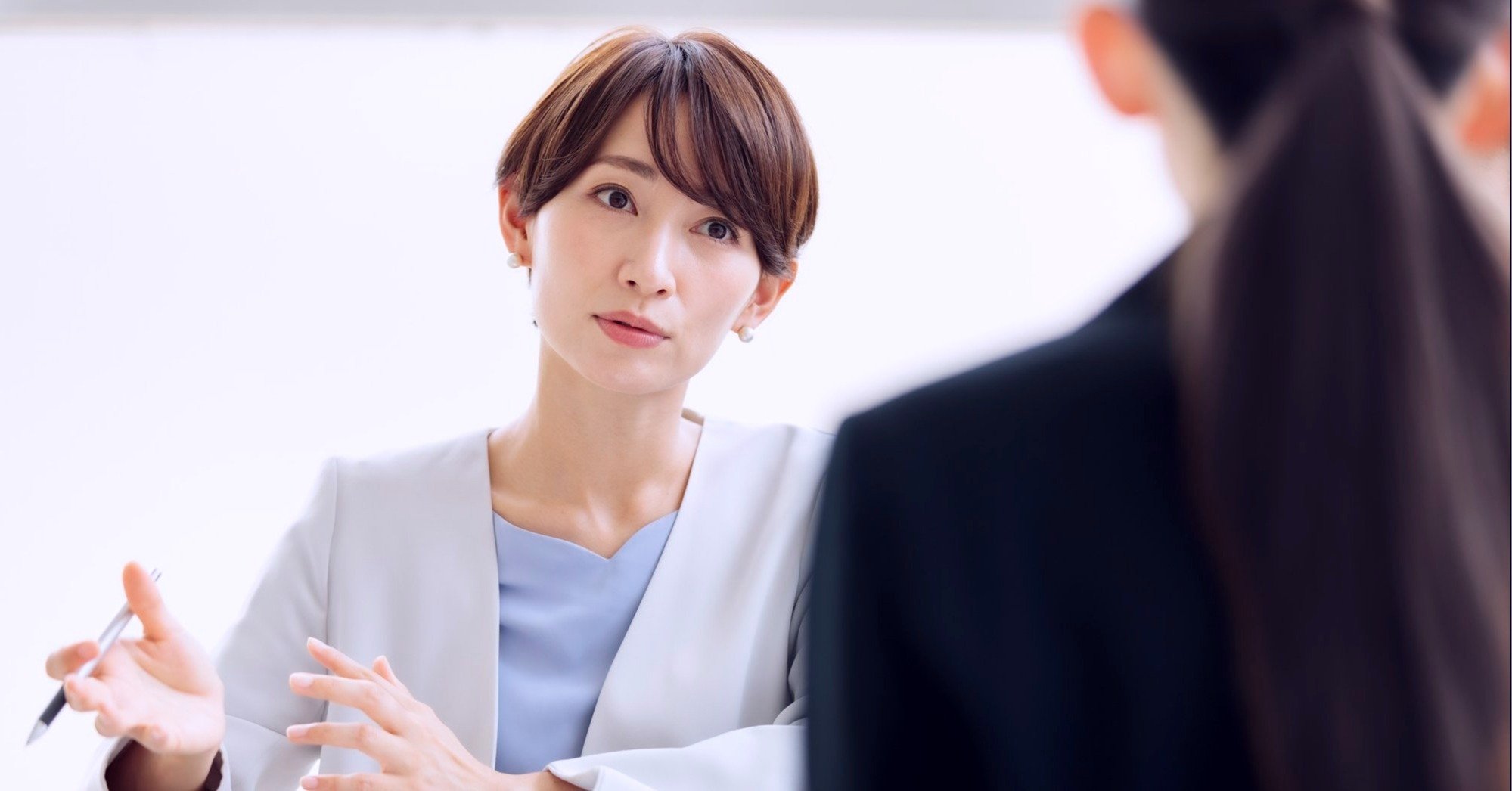 面接を受ける人と面接官
