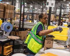 アマゾン10-12月期、利益が倍増　コスト増でも底堅く
