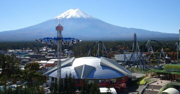 富士急行、ハイランドでけが人続出の裏で山梨県知事との「格安賃料バトル」