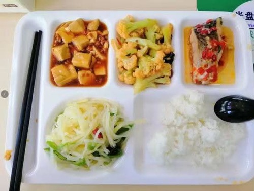 筆者が中国の小学校で撮影した給食
