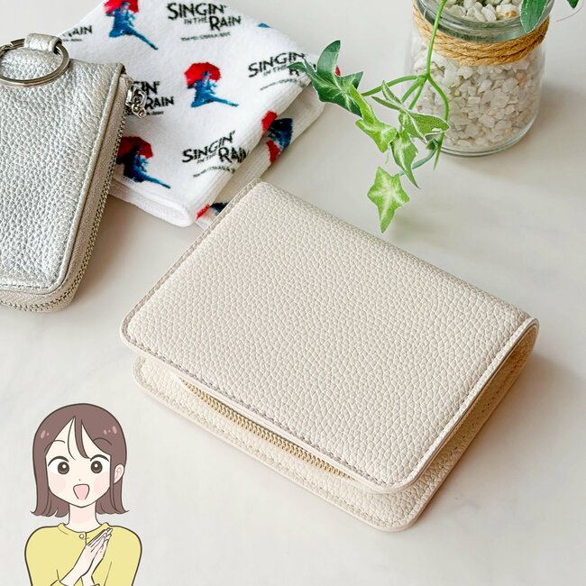 カードや診察券が30枚入った…!3COINSの“ガバッと開くカードケース”現金もカギも収納できて優秀!「見やすく取り出しやすい」「色違いで2色購入」