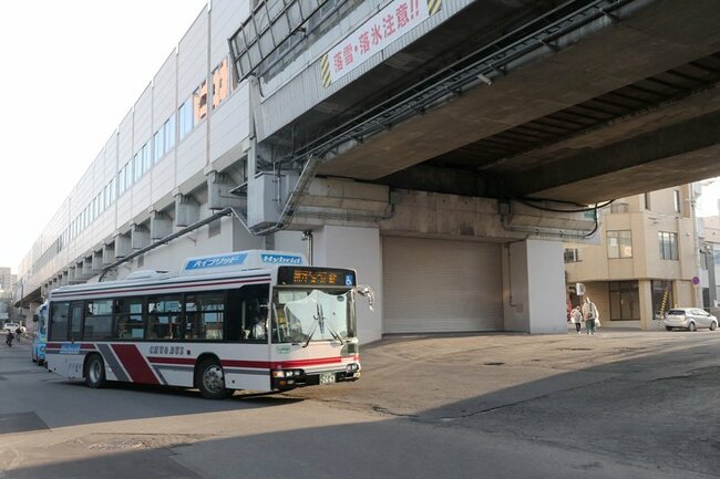 シェルターの下部は、道路やバス待機場として活用されている