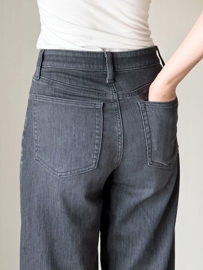 「普通のデニムがはけなくなりそう」ユニクロの“スウェットみたいなパンツ”が楽ちんすぎる！「脚が長く見えます」「全部このデニムにしたい」