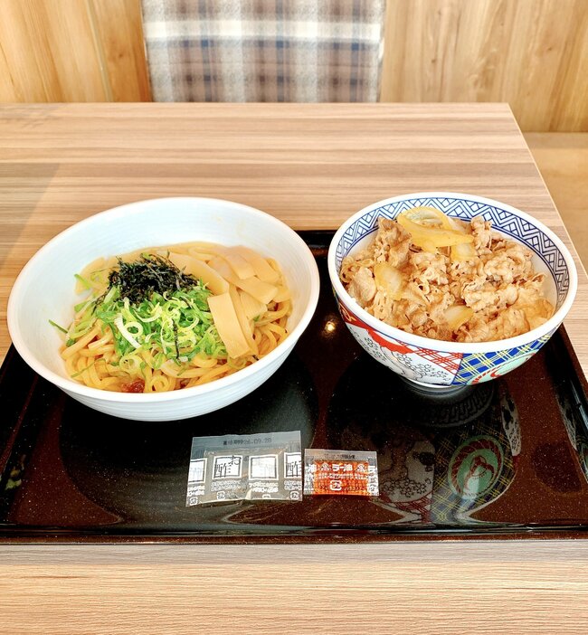 「禁断のW炭水化物」「背徳すぎだろオイ」吉野家の“よくばりセット”1100kcal超えでボリューム感がハンパない！「カロリー度外視の最高なやつ」