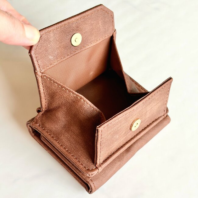小銭が取り出しやすくて感動…！ダイソー姉妹店の「ミニ財布」ガバッと開くから、レジでの会計がスムーズになった！《購入レビュー》