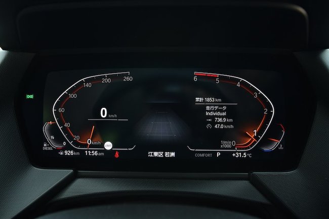 オプションのiDriveナビゲーション・パッケージを選択すれば、ディスプレイ・メーター・パネルに加え、音声会話システム（インテリジェント・パーソナル・アシスタント）なども備わる