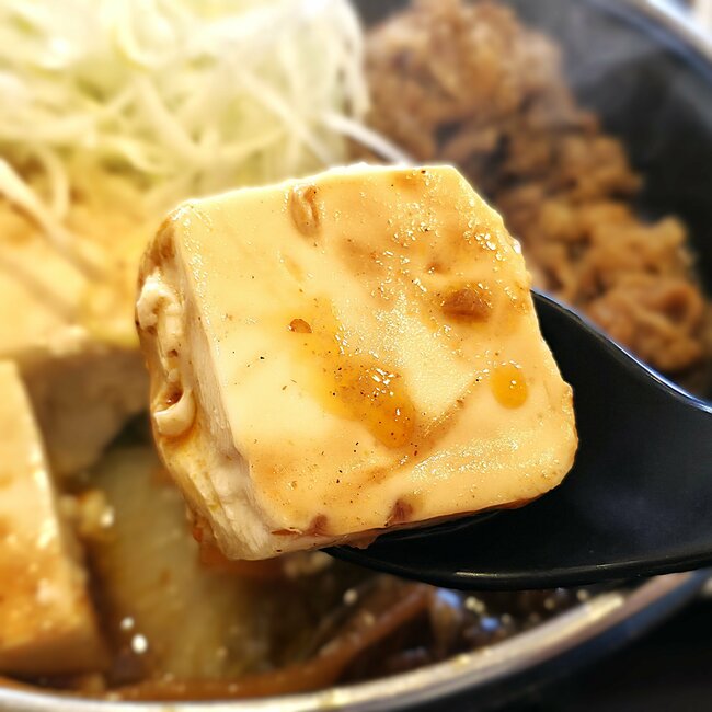 「3食これでいい」「本当においしい！」すき家の“豪快すぎる鍋メニュー”具材がドーンとのってて笑っちゃった！「米が進む」